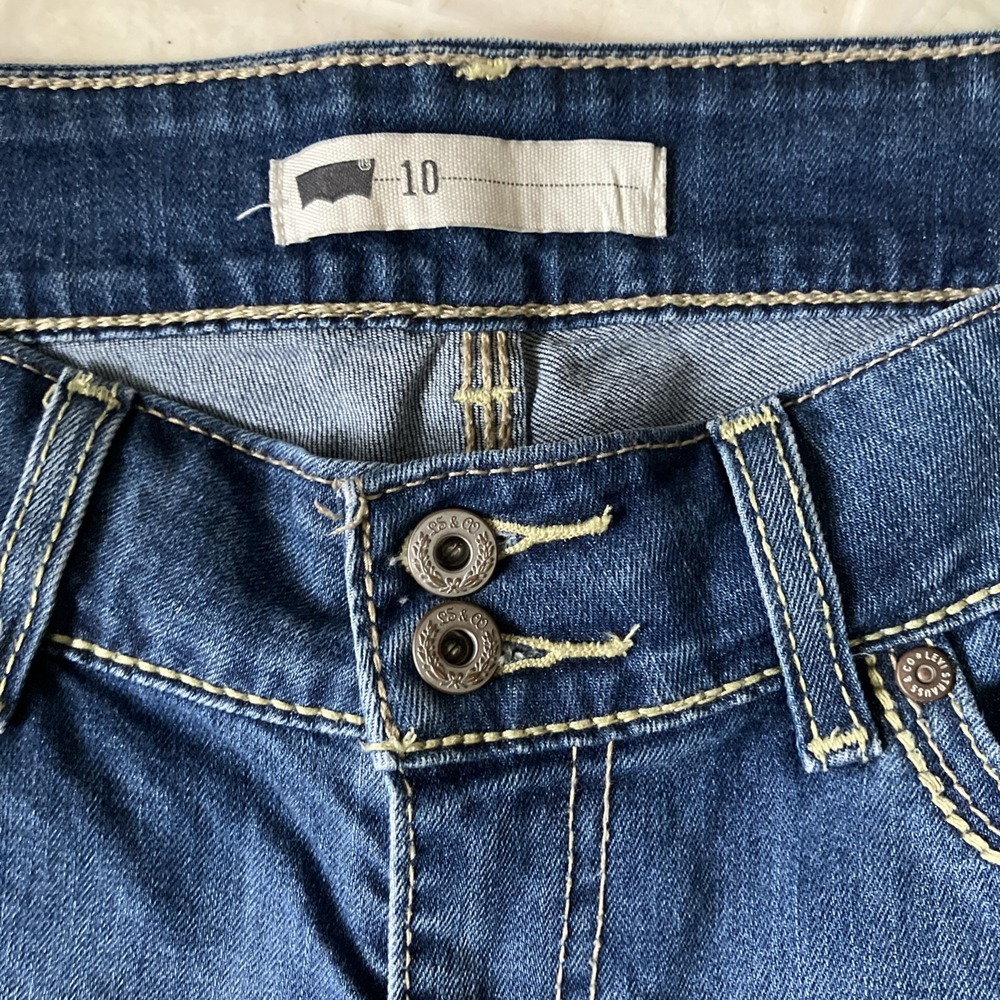 Levi's Bermuda Rolled Cuff Medium Wash Blue Denim Jean Shorts Women's size 10 - Picture 2 of 4